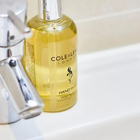 Deluxe Centre With Free Parking No Balcony * Leeds (West Yorkshire)